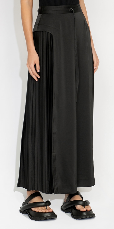 Skirts  | Pleated Satin Skirt | 990 Black